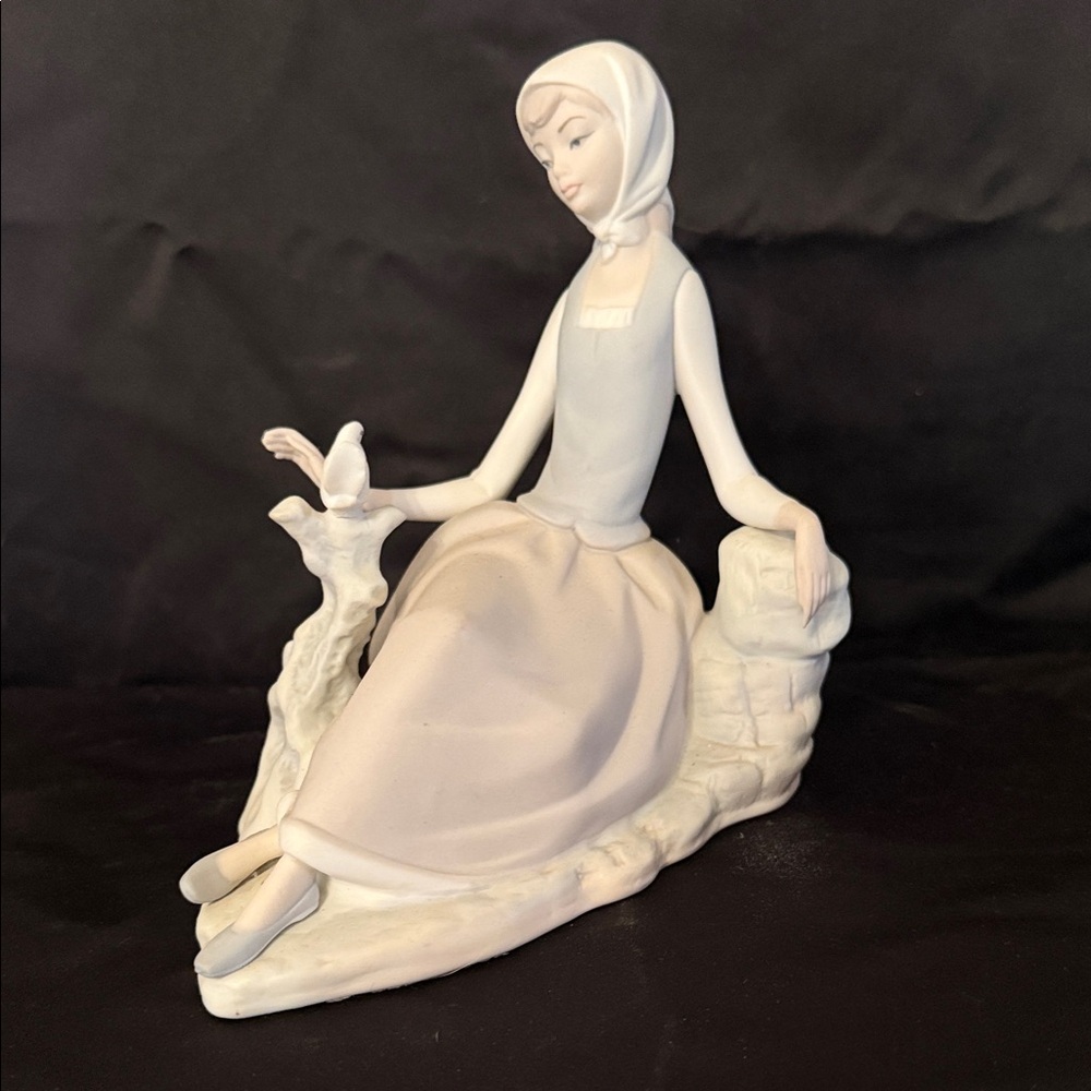 Lladro Shepherdess with Dove. Matte finish. RETIRED.